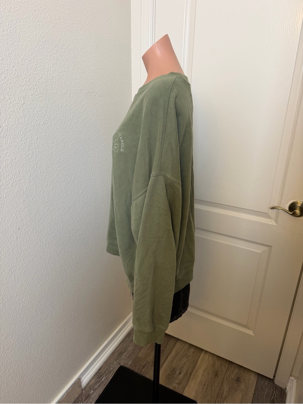 American Eagle Outfitters Olive Green Daisy Crewneck Sweatshirt Sz XL - Picture 2 of 4